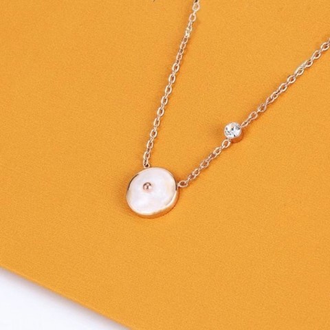 V Luxury Unisex Gold-Color Flower Pendant Necklaces with Lock Design