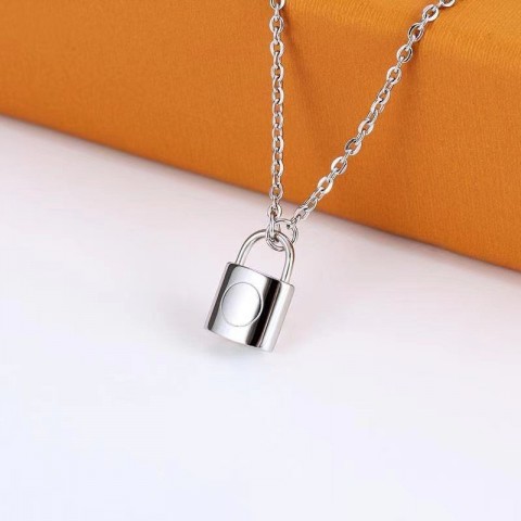 V Luxury Unisex Gold-Color Flower Pendant Necklaces with Lock Design
