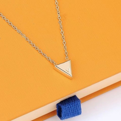 V Luxury Unisex Gold-Color Flower Pendant Necklaces with Lock Design