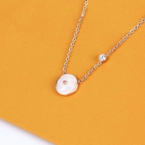 V Luxury Unisex Gold-Color Flower Pendant Necklaces with Lock Design