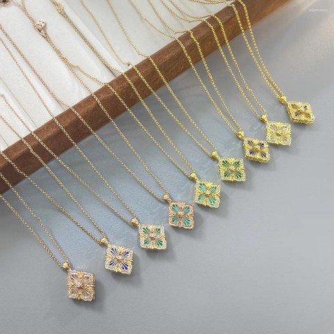 Elegant 2025 European Style Versatile Pendant Necklace for Women, Large Diamond Zircon and Mother-of-Pearl Petal Design