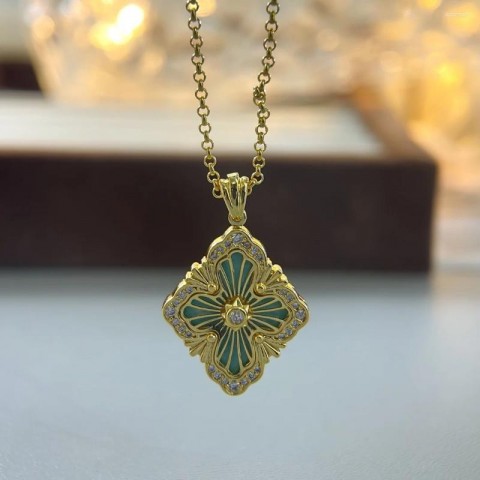Elegant 2025 European Style Versatile Pendant Necklace for Women, Large Diamond Zircon and Mother-of-Pearl Petal Design