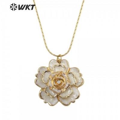 WT-JN143 Handcrafted White Shell Gold Plated Rose Pendant for Women
