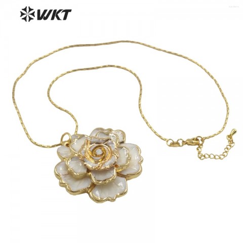 WT-JN143 Handcrafted White Shell Gold Plated Rose Pendant for Women