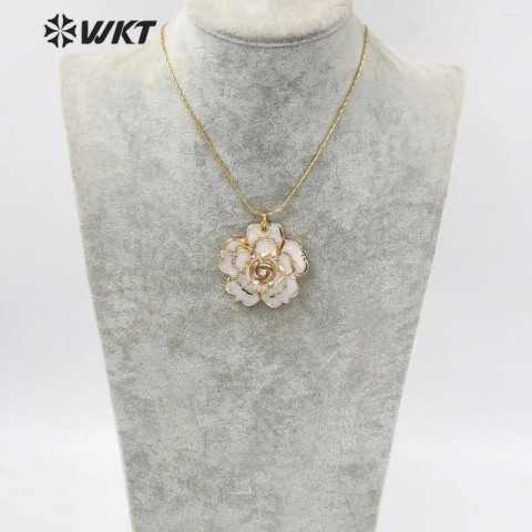 WT-JN143 Handcrafted White Shell Gold Plated Rose Pendant for Women