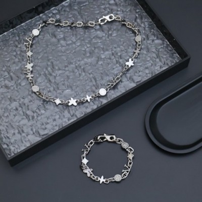 Elegant Silver V-Engraved Bracelet for Men and Women