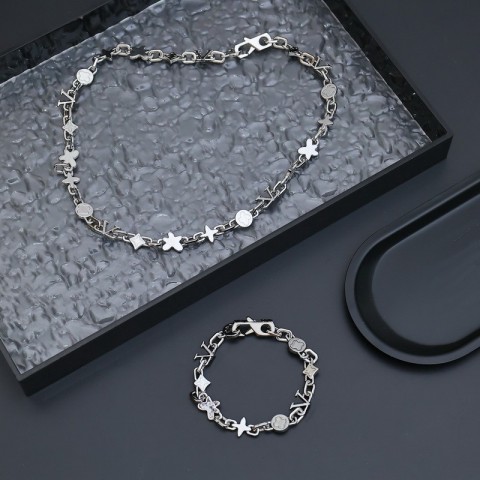 Elegant Silver V-Engraved Bracelet for Men and Women