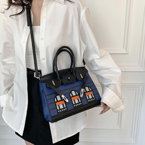 Lightweight Designer Shoulder Bag for Women with Large Capacity and Multifunctional Use