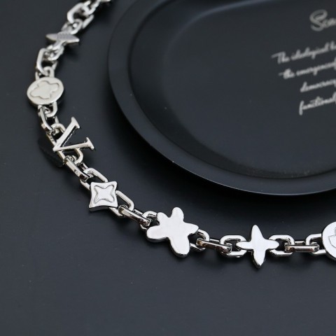 Elegant Silver V-Engraved Bracelet for Men and Women