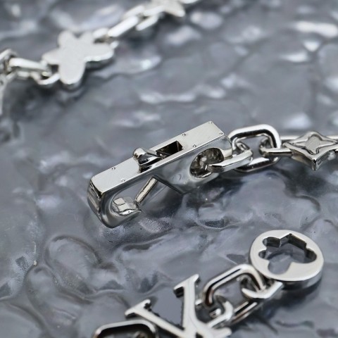 Elegant Silver V-Engraved Bracelet for Men and Women