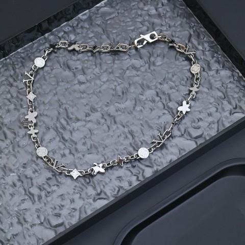 Elegant Silver V-Engraved Bracelet for Men and Women