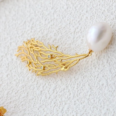 Elegant 18K Gold Plated Freshwater Pearl Coral Motif 925 Sterling Silver Brooch