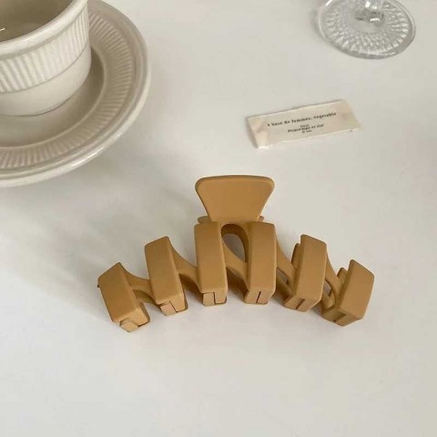 Korean Stylish Neutral Coffee Large Plastic Hair Clips for Women's Fashion Accessories