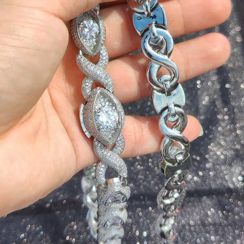 Elegant Women's 8-Shaped Pendant Necklace with Infinite Eye Design, 15mm CZ Quartz